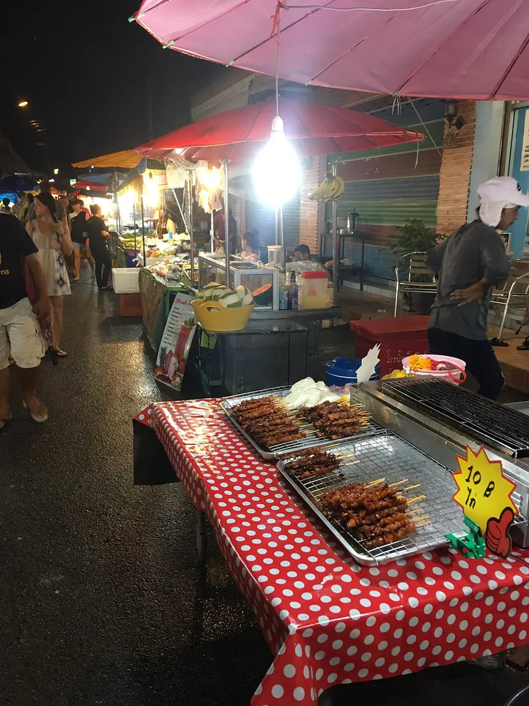 Niedzielny nocny targ w Lamai na wyspie Ko Samui
