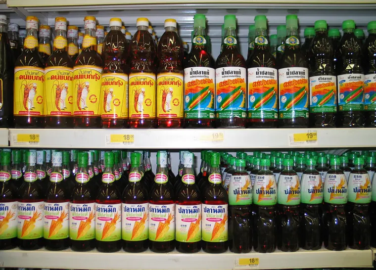 Butelki tajskiego sosu rybnego na sklepowej półce