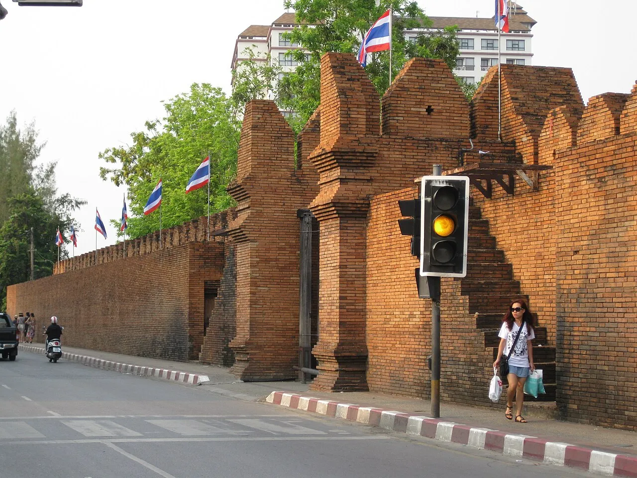 Ceglany mur i bastion starego miasta w Chiang Mai