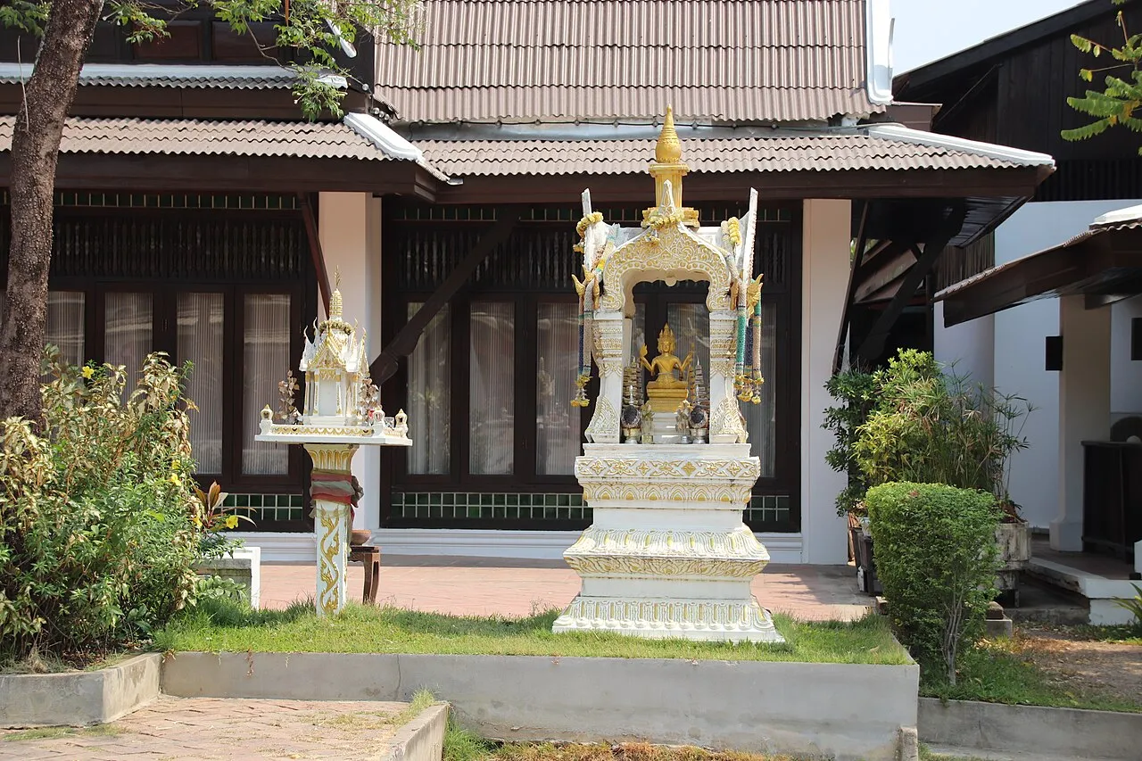 Domek duchów z ołtarzem w Sukhothai