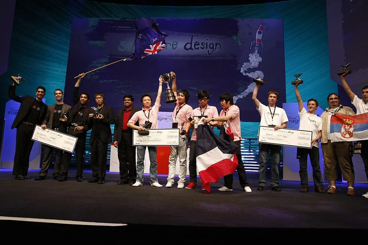 Finaliści Imagine Cup 2010 na scenie w Warszawie, w środku drużyna z Tajlandii z pucharem