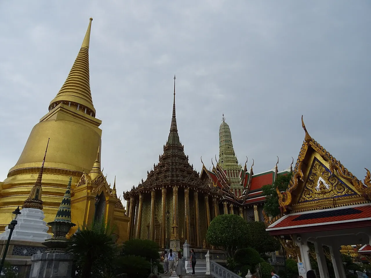 Złota chedi i strzeliste wieże w Wat Phra Kaew w Bangkoku