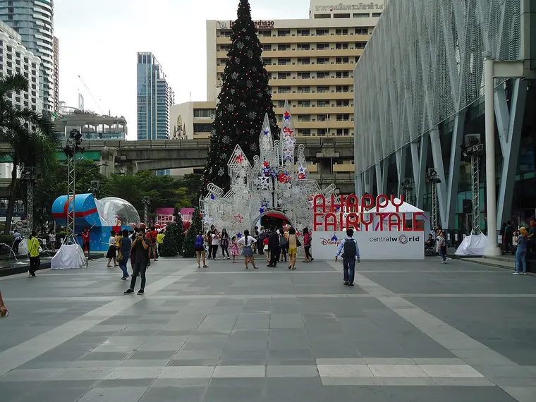Bożonarodzeniowa choinka przed centrum handlowym CentralWorld w Bangkoku