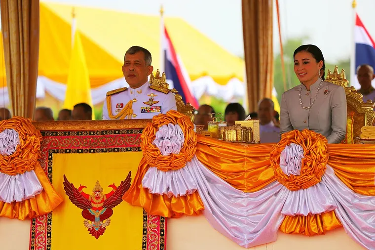 Król Rama X z królową Suthidą na ceremonii Królewskiej Orki na placu Sanam Luang w Bangkoku