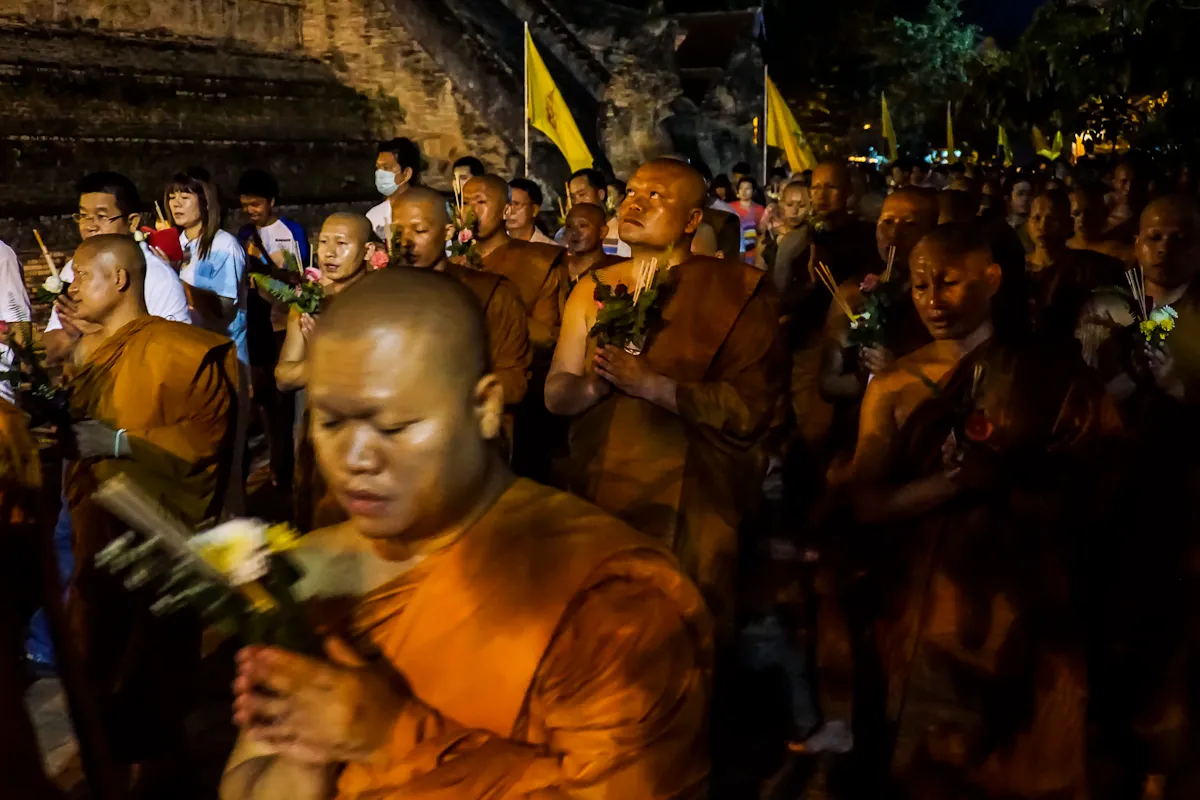 Wierni obchodzący świątynię Wat Chedi Luang w Chiang Mai w Dniu Visakha Bucha
