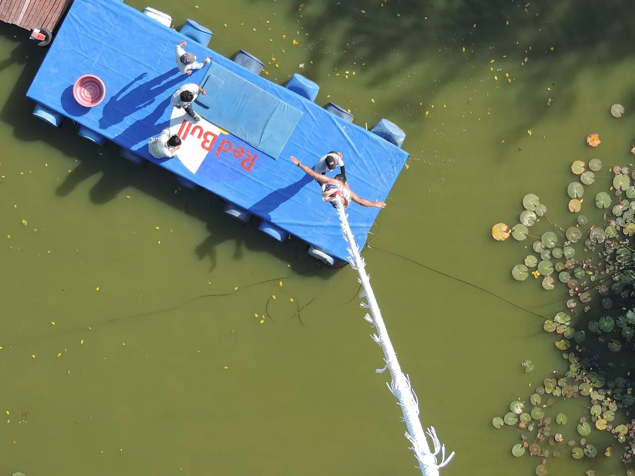 Skok na bungee do jeziora w Tajlandii, widok z góry na platformę z obsługą