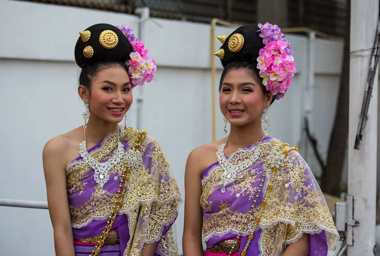 Dwie Tajki w tradycyjnych strojach na Festiwalu Kwiatów w Chiang Mai