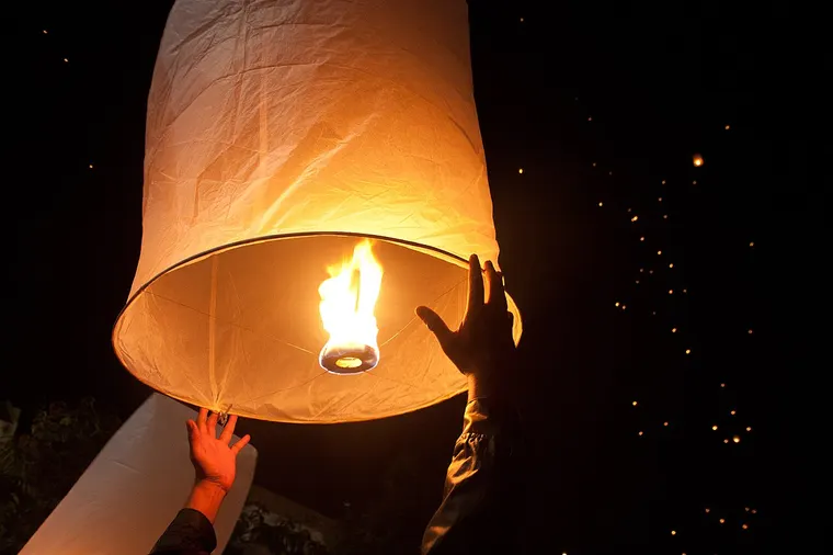 Wypuszczanie lampionu na niebo w sylwestra w Chiang Mai
