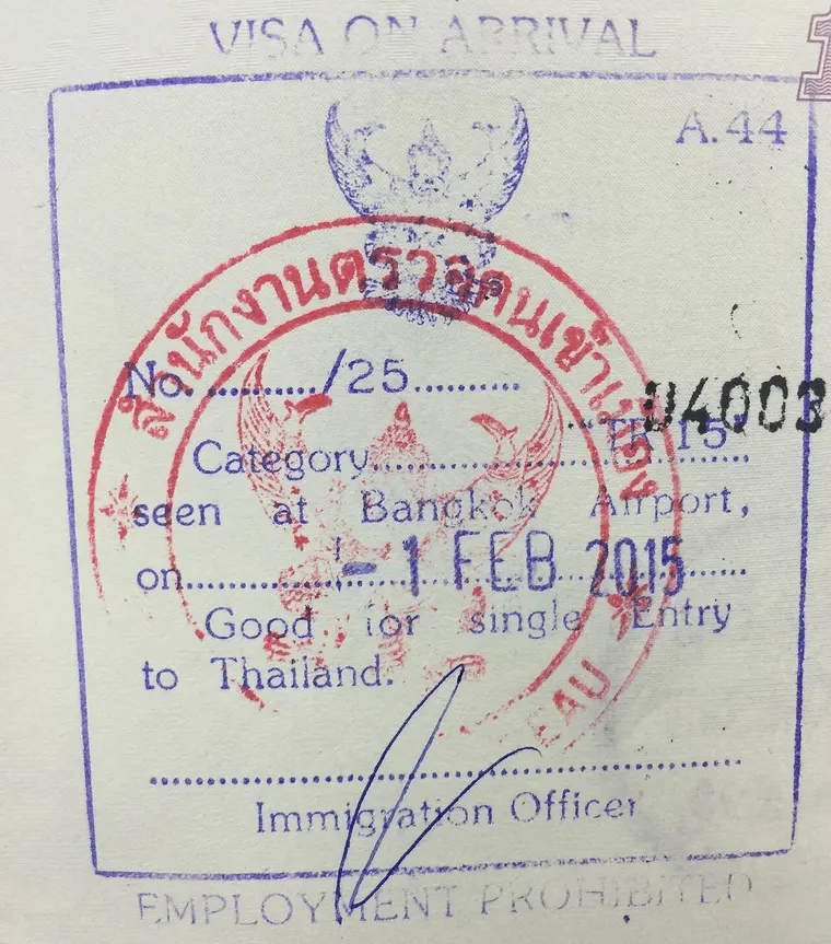 Pieczątka „Visa on arrival” wbita w paszporcie na lotnisku w Bangkoku