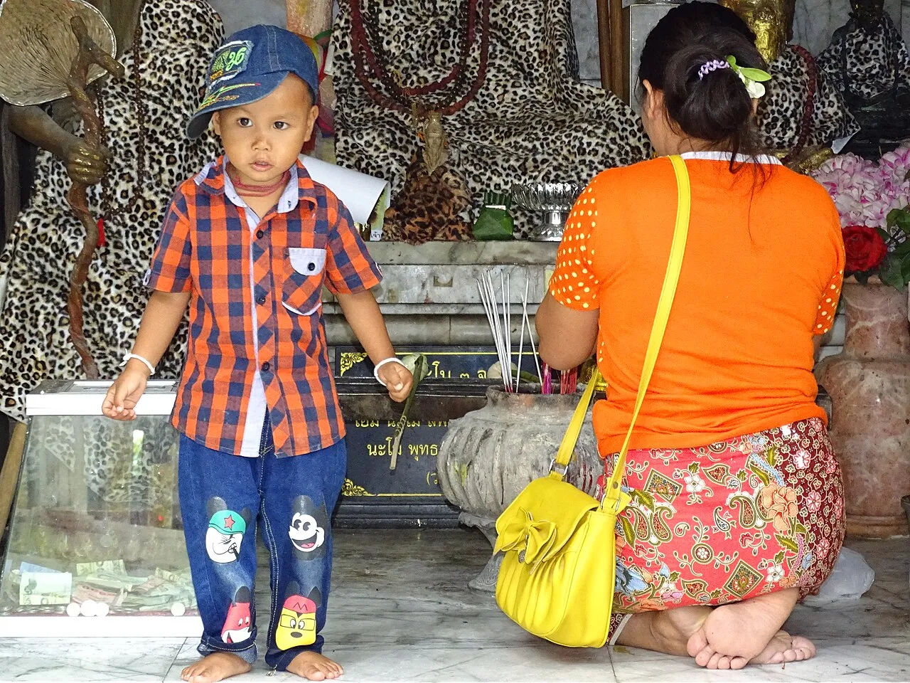Matka z dzieckiem przy świątyni Wat Phra That Doi Suthep pod Chiang Mai