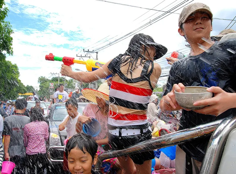 Ulice wzdłuż fosy w Chiang Mai pełne pojazdów podczas święta Songkran