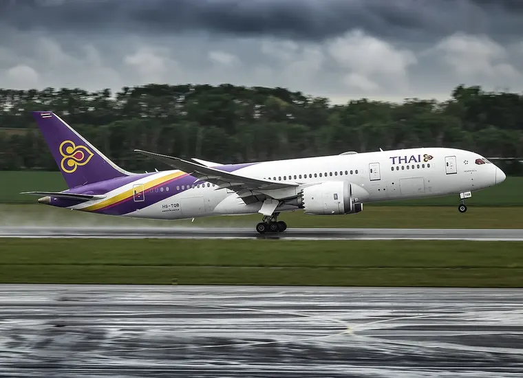 Boeing 787 linii Thai Airways podczas startu z lotniska