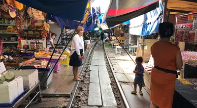 Targ na torach w Maeklong: pociąg, stragany i Bangkok