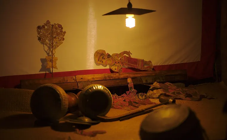Scena tajskiego teatru cieni nang talung z lalkami i instrumentami