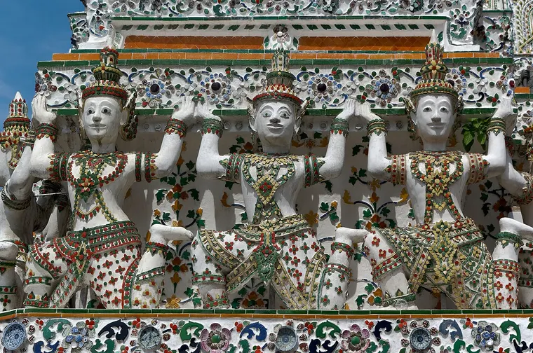 Figury podtrzymujące zdobioną ścianę świątyni Wat Arun w Bangkoku