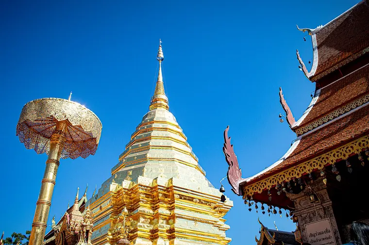 Złota chedi i złoty parasol w świątyni Doi Suthep koło Chiang Mai