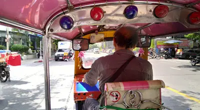 Tuk-tuk w Tajlandii: atrakcja i transport po mieście
