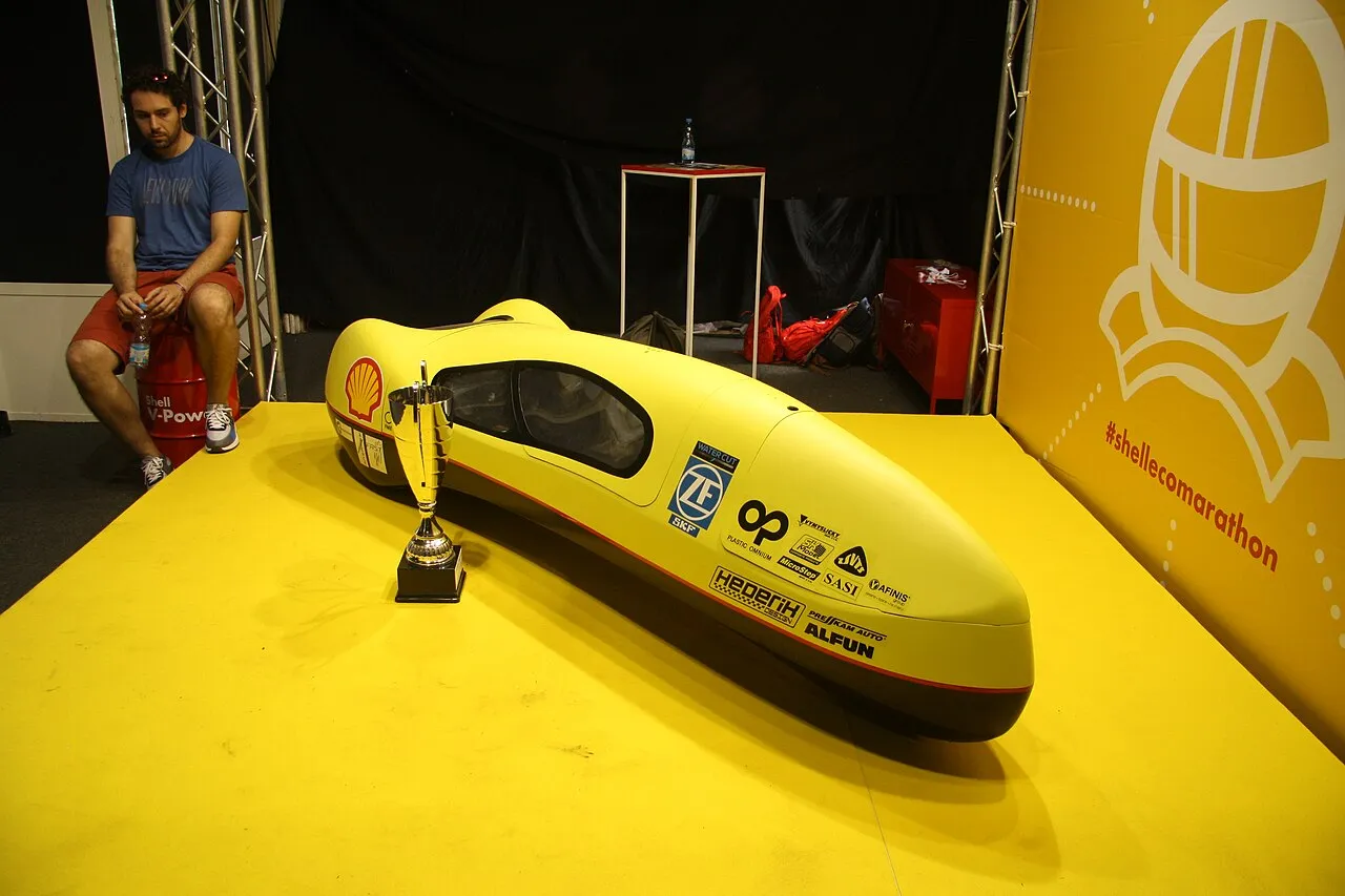 Aerodynamiczny pojazd z zawodów Shell Eco-marathon na żółtym podeście