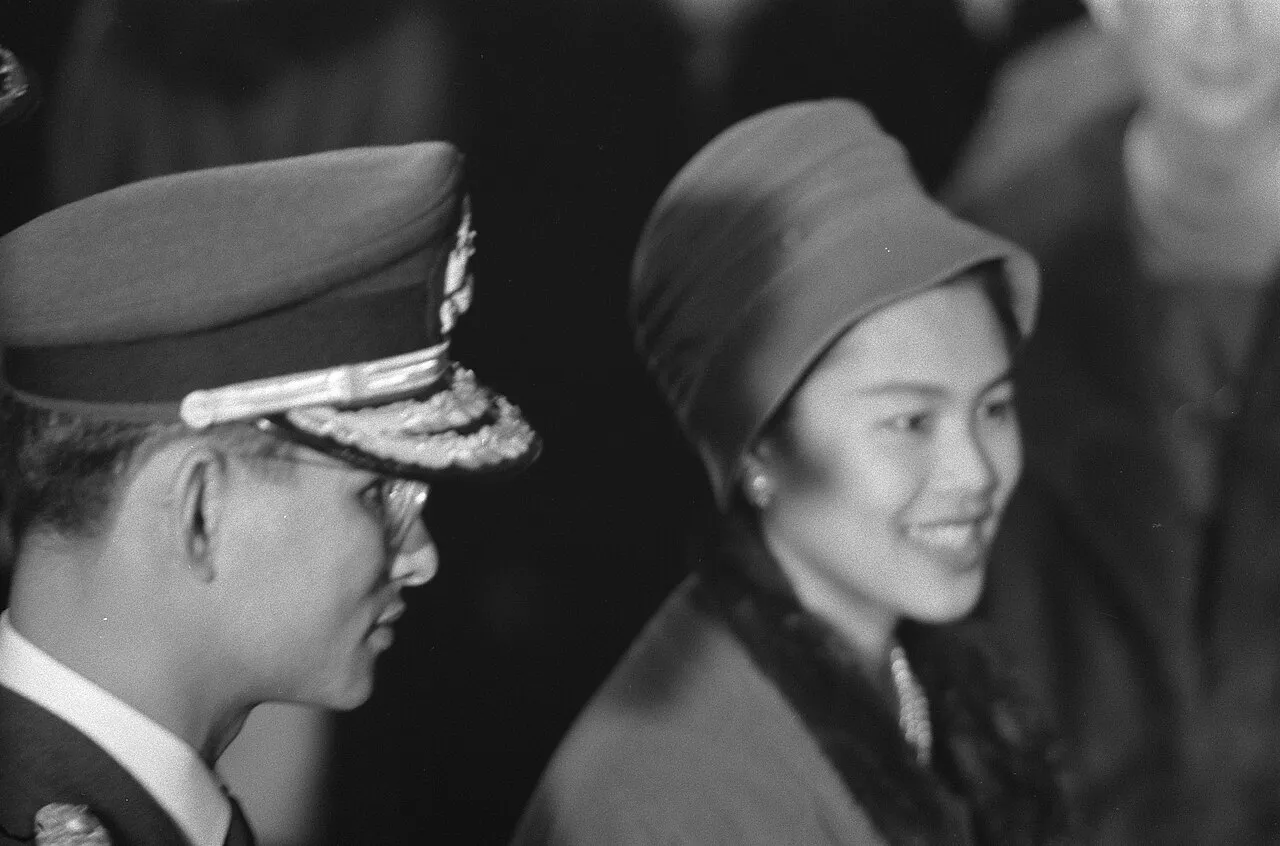 Król Bhumibol i królowa Sirikit na czarno-białej fotografii z wizyty w Holandii
