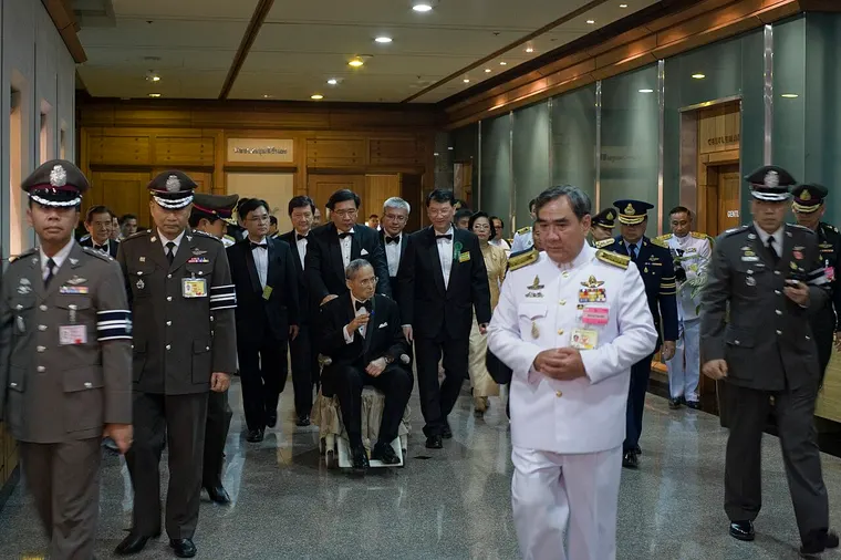 Król Bhumibol Adulyadej w otoczeniu dostojników i funkcjonariuszy w 2010 roku