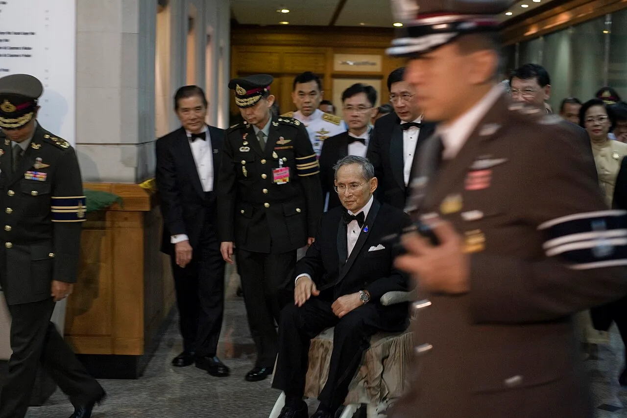 Król Bhumibol Adulyadej w otoczeniu dostojników i funkcjonariuszy w 2010 roku