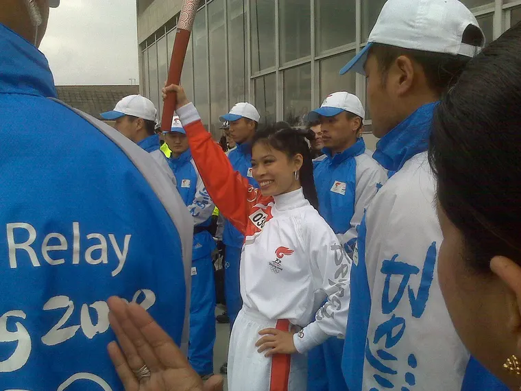 Vanessa-Mae z pochodnią olimpijską w Londynie w 2008 roku
