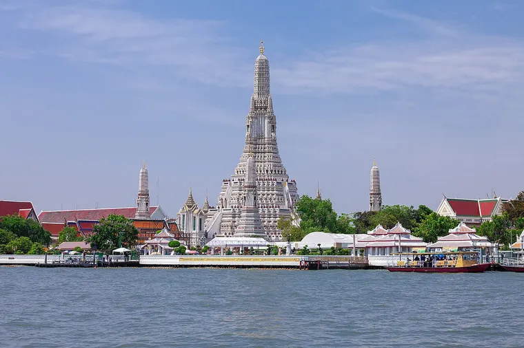 Centralny prang Wat Arun w Bangkoku w słoneczny dzień, z czterema mniejszymi wieżami wokół