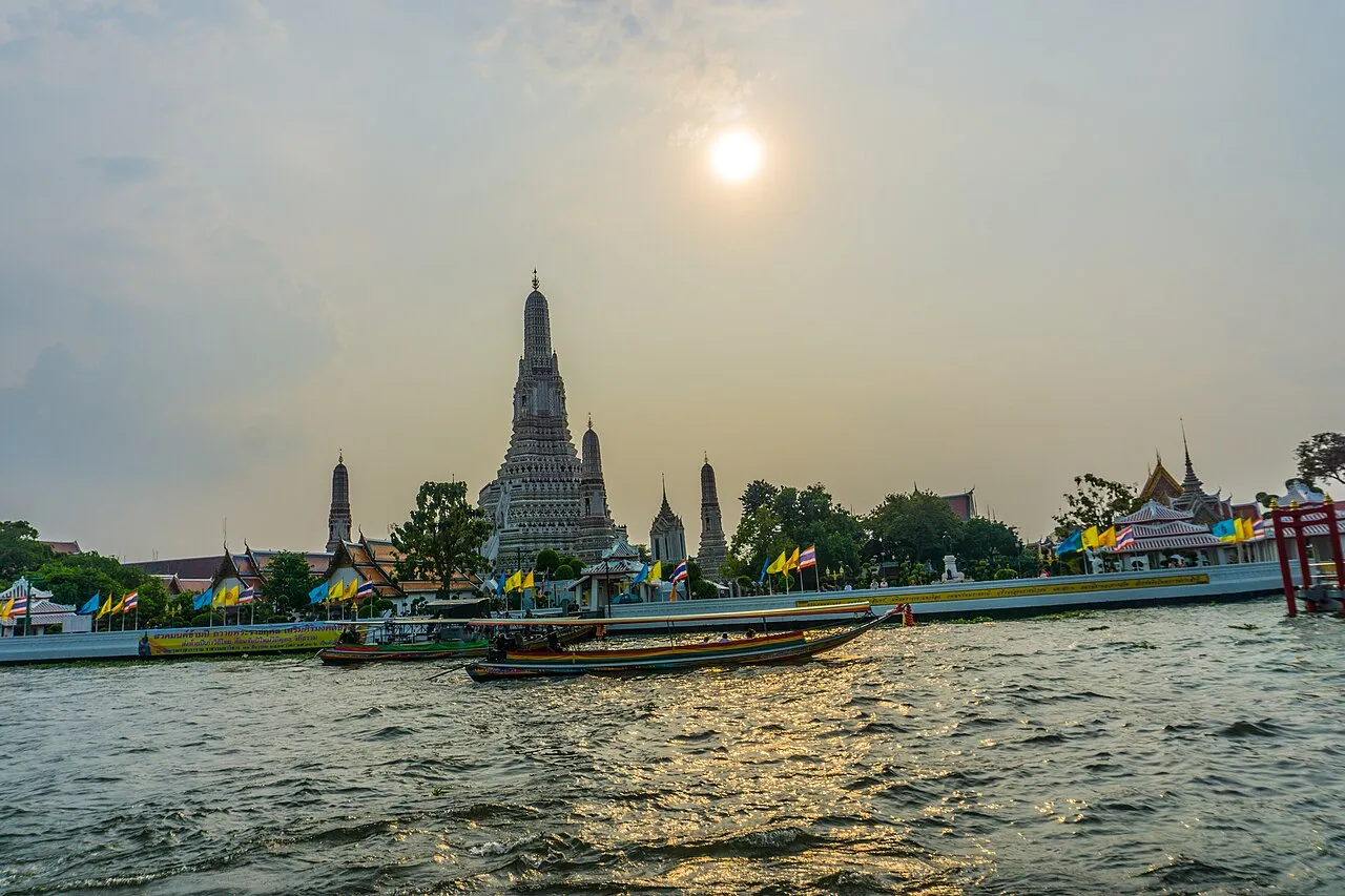 Wat Arun o zachodzie słońca, widok od strony rzeki Chao Phraya