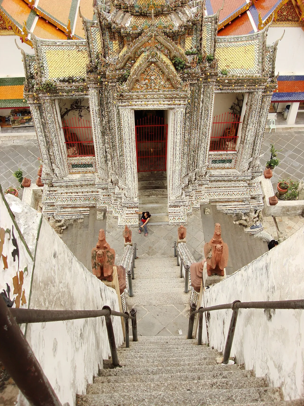 Strome schody prowadzące na taras centralnego prangu Wat Arun