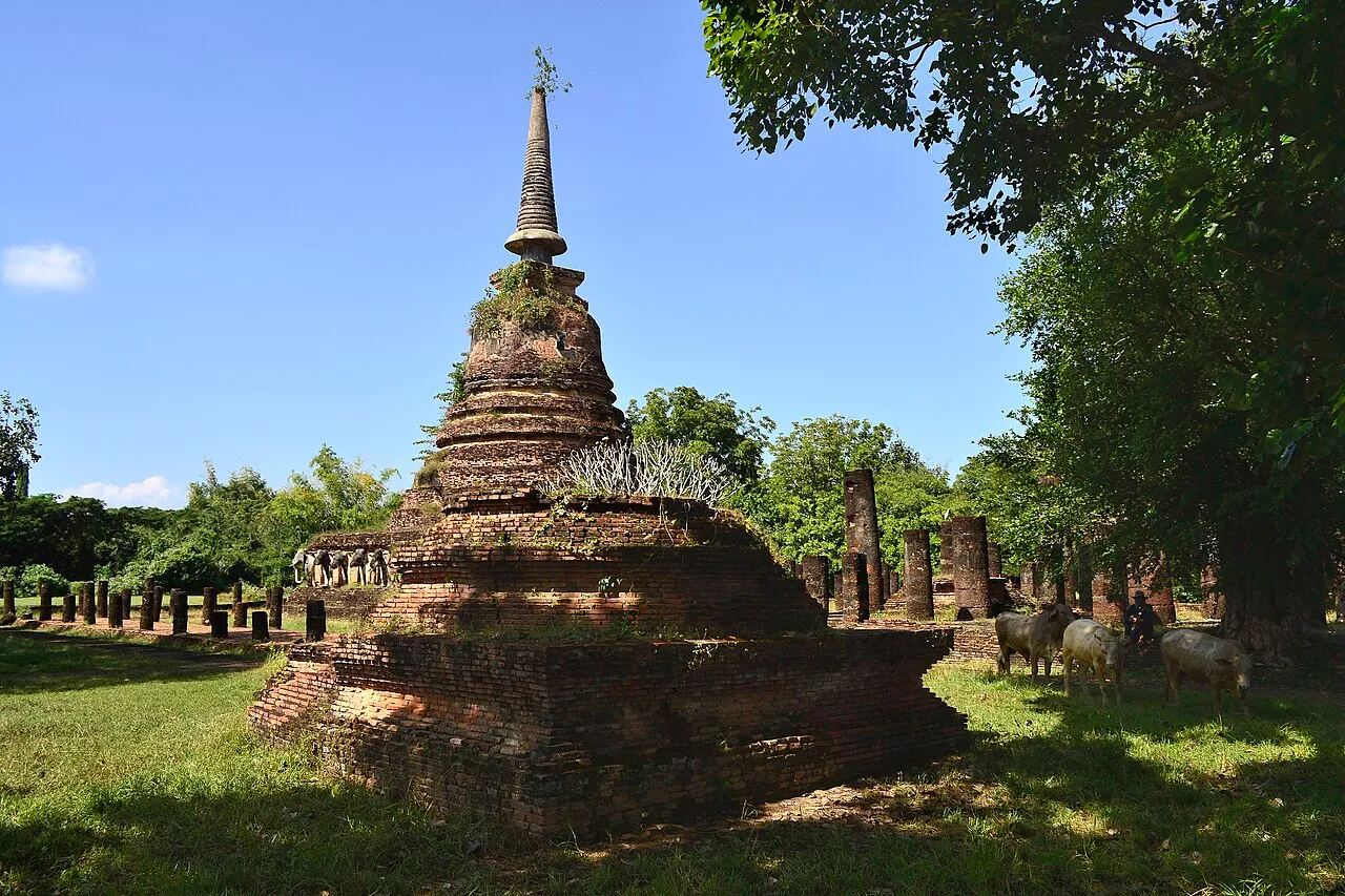 Ceglana chedi w ruinach Wat Chang Lom w Parku Historycznym Sukhotai