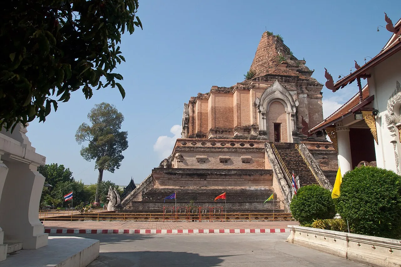 Zrujnowana ceglana chedi Wat Chedi Luang w Chiang Mai