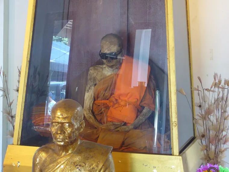 Zmumifikowane ciało mnicha w pomarańczowej szacie w szklanej gablocie w Wat Kunaram na Ko Samui