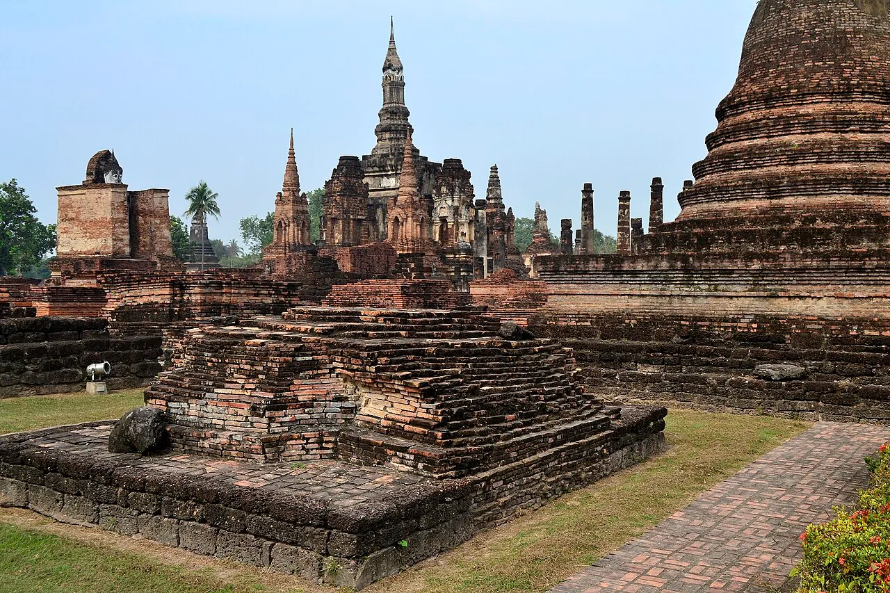 Ceglane chedi i ruiny świątyni Wat Mahathat w Sukhotai