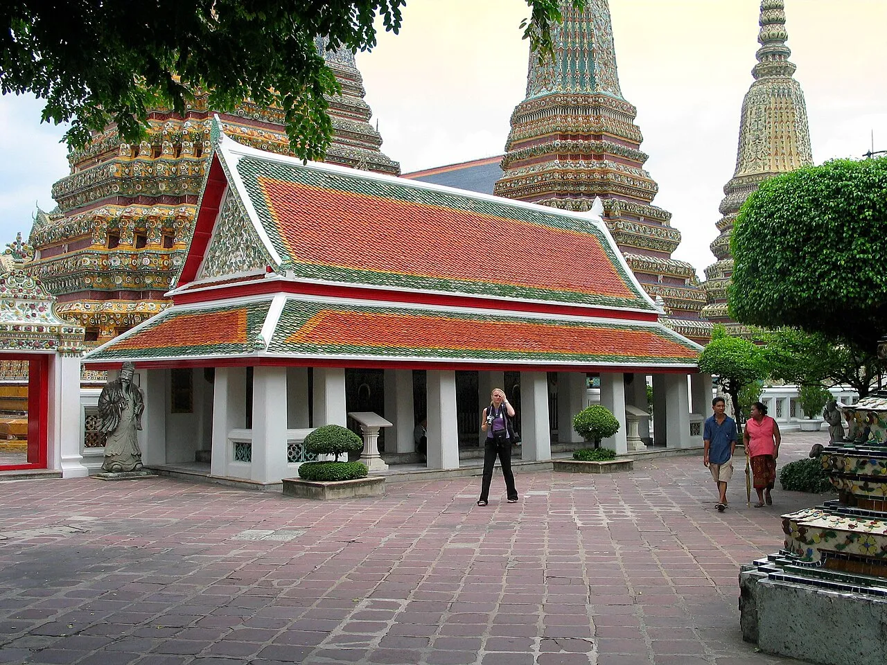 Pawilon na terenie Wat Pho na tle kolorowych czedi