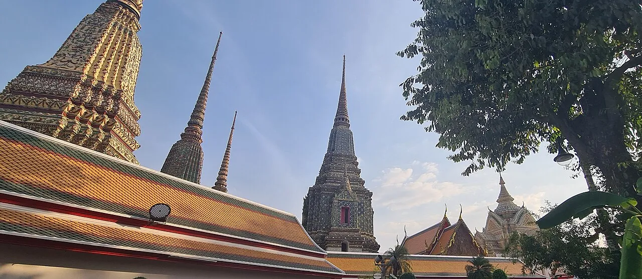 Cztery wielkie królewskie czedi Phra Maha Chedi Si Rajakarn i biblioteka Phra Mondop w Wat Pho