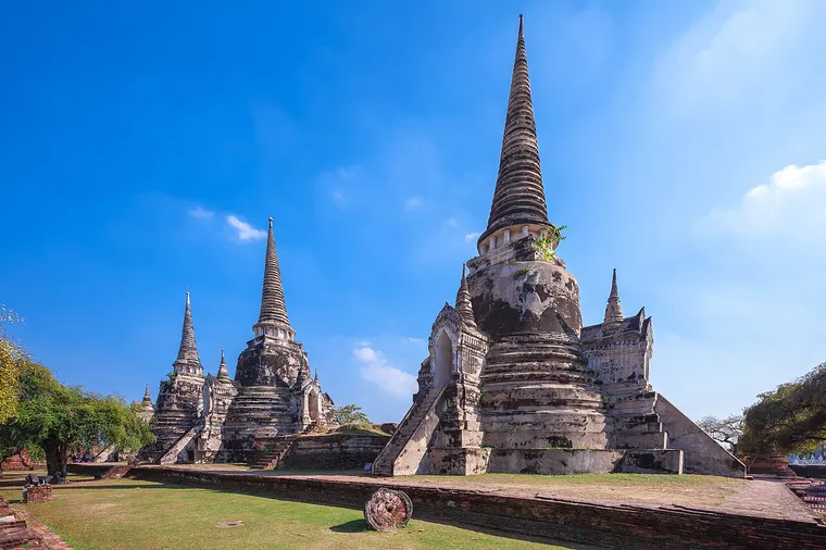 Trzy dzwonowate chedi Wat Phra Si Sanphet w Ajutthaji na tle błękitnego nieba