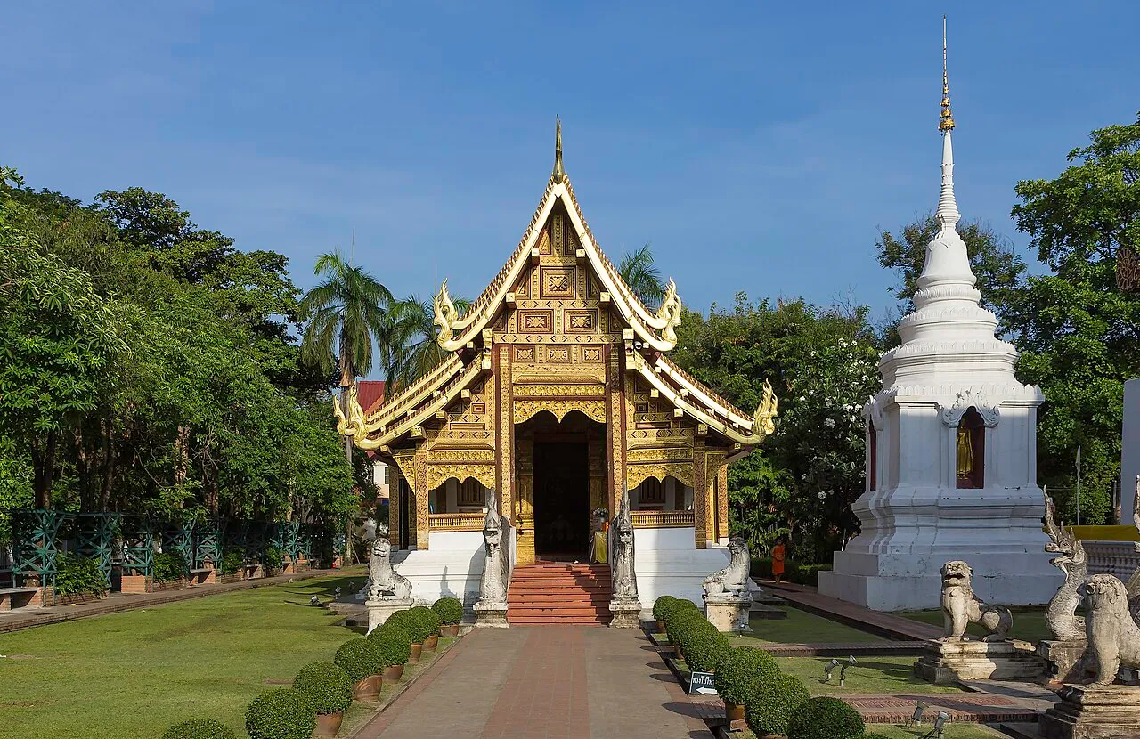Wihan i biała chedi Wat Phra Singh w Chiang Mai