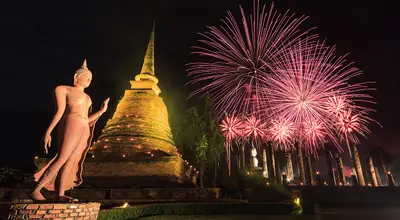 Wat Sa Si w Sukhotai: świątynia na wyspie i kroczący Budda