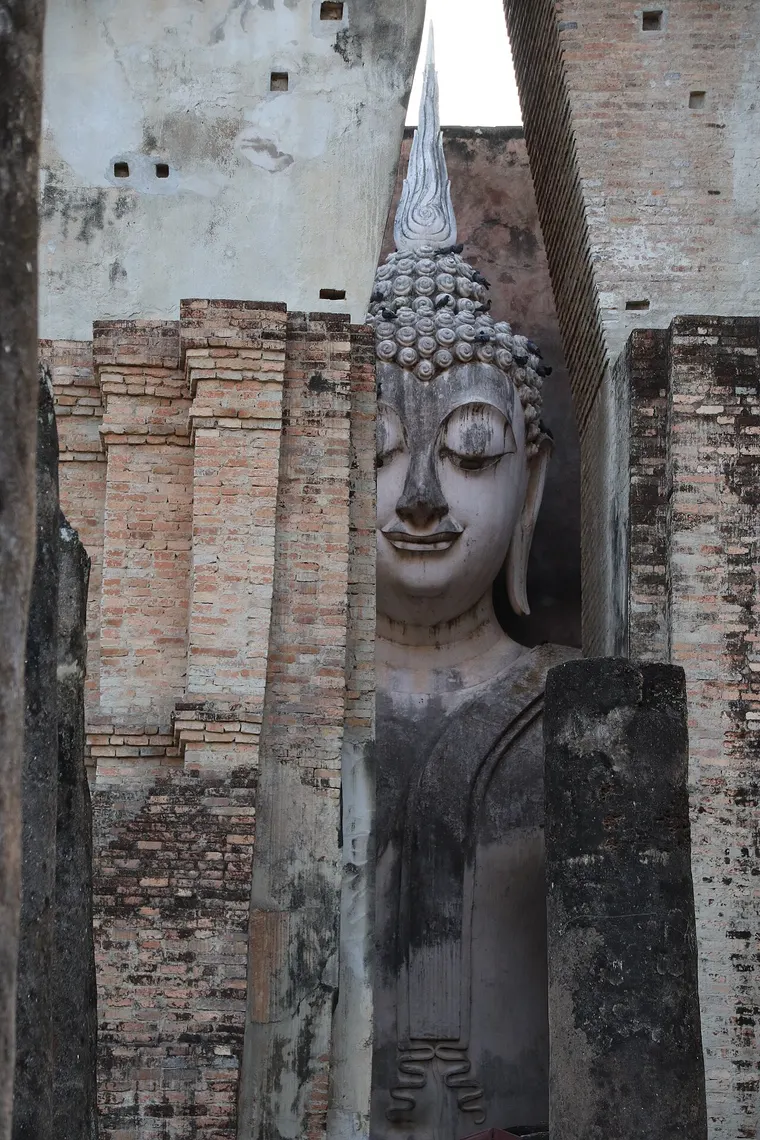 Twarz wielkiego Buddy Phra Achana w murach mondopa Wat Si Chum