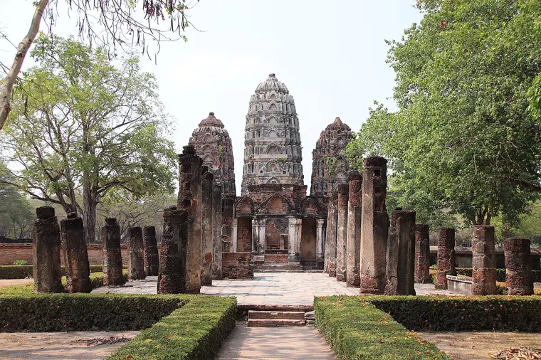 Khmerskie prangi Wat Si Sawai w Parku Historycznym Sukhotai