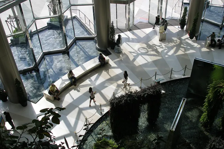 Przeszklone atrium centrum handlowego Siam Paragon w Bangkoku