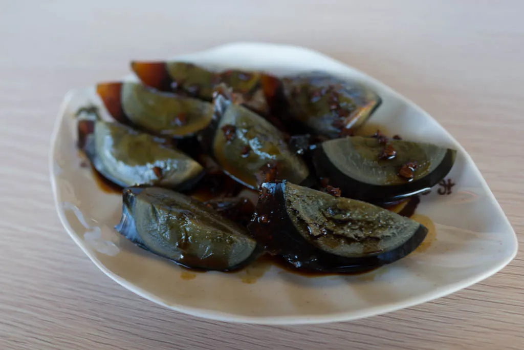 Przekrojone jajka konserwowane (century egg) na talerzu