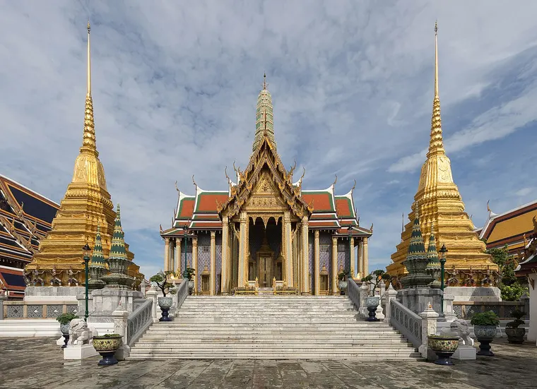 Złote czedi i Królewski Panteon na dziedzińcu świątyni Wat Phra Kaeo w Wielkim Pałacu w Bangkoku