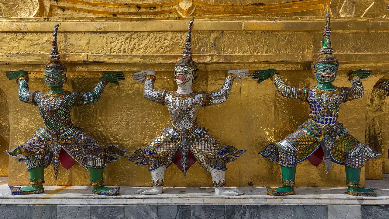 Posągi demonów jaksza podtrzymujące złote czedi w Wat Phra Kaeo w Bangkoku