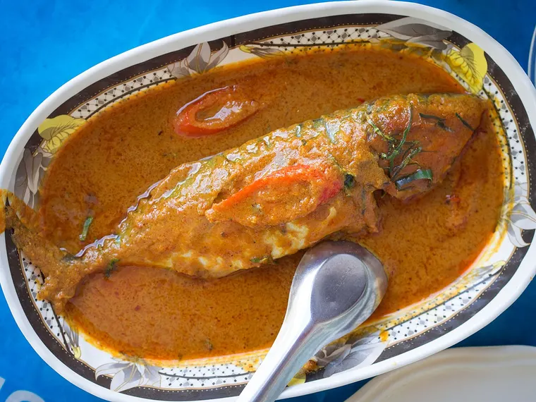 Ryba w pomarańczowym sosie curry na bazie mleczka kokosowego na talerzu