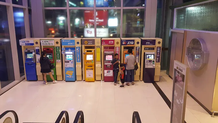 Rząd bankomatów tajskich banków w centrum handlowym w Bangkoku