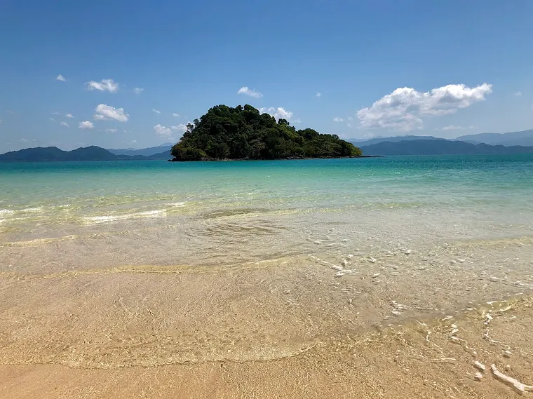 Piaszczysta plaża i zalesiona wysepka na Ko Phayam w prowincji Ranong
