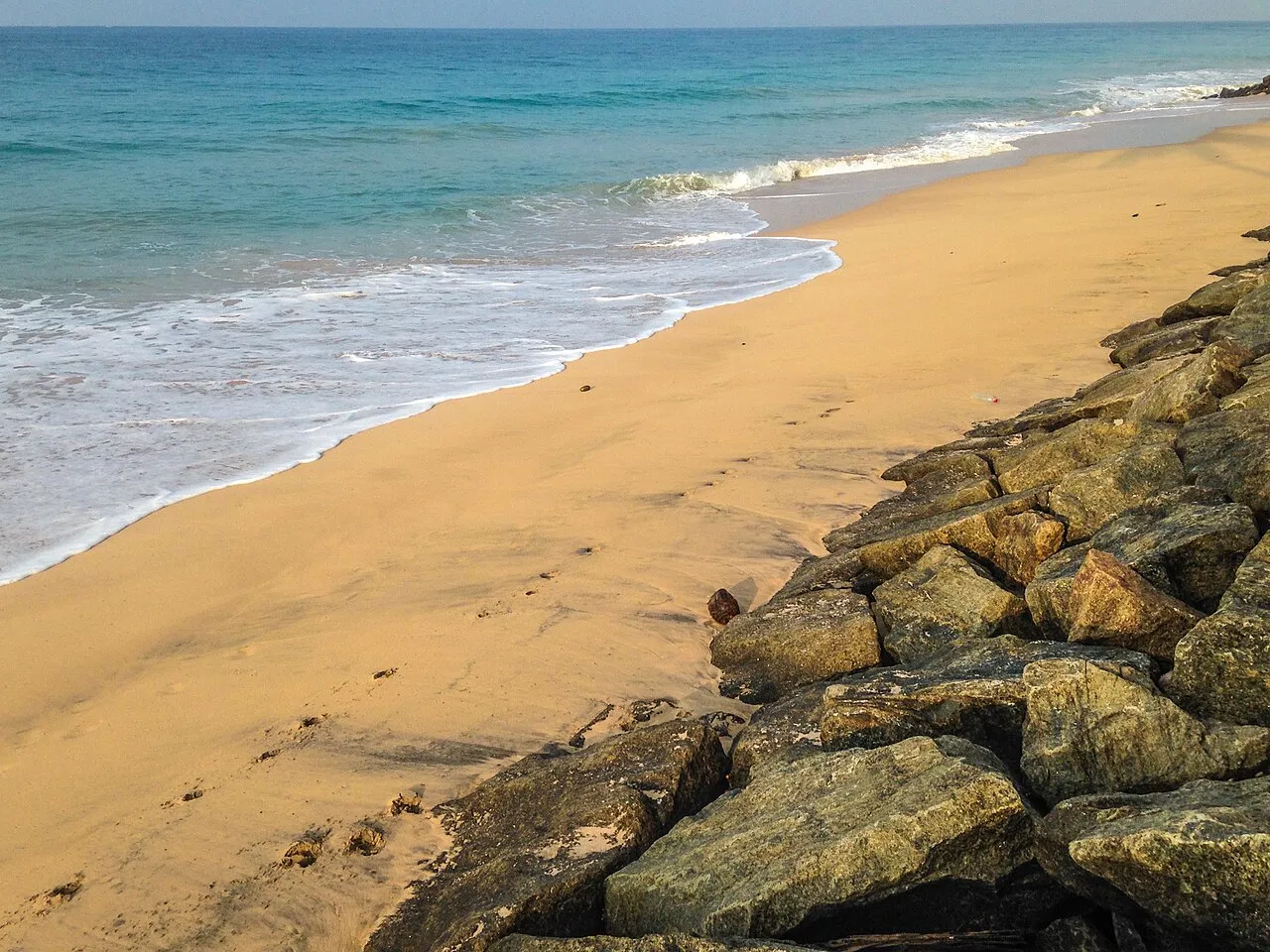 Piaszczysta plaża z kamienistym brzegiem w Galle na Sri Lance