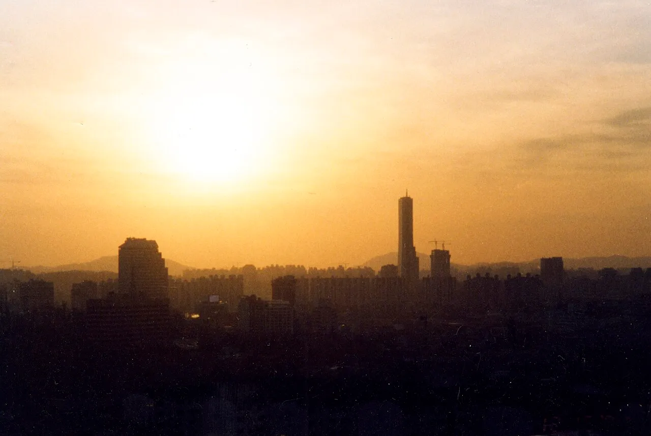 Panorama Seulu z wieżowcem 63 Building o zachodzie słońca