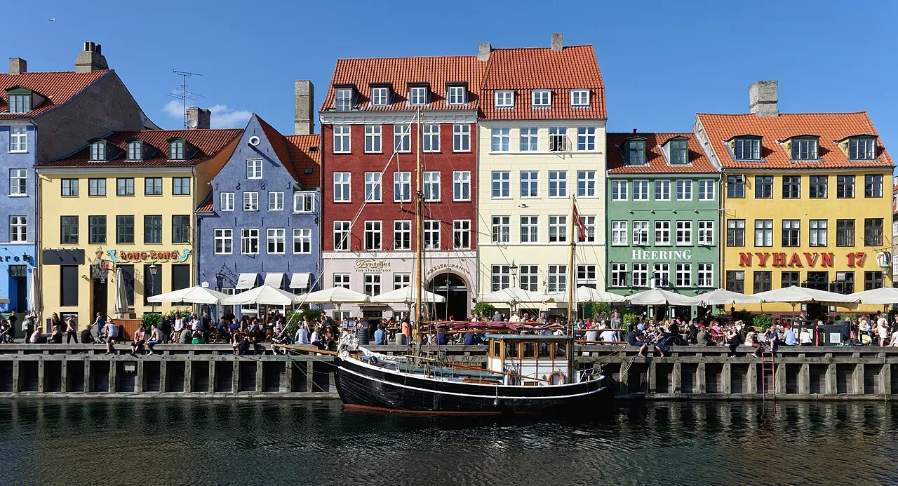Kolorowe kamienice i żaglowiec w porcie Nyhavn w Kopenhadze